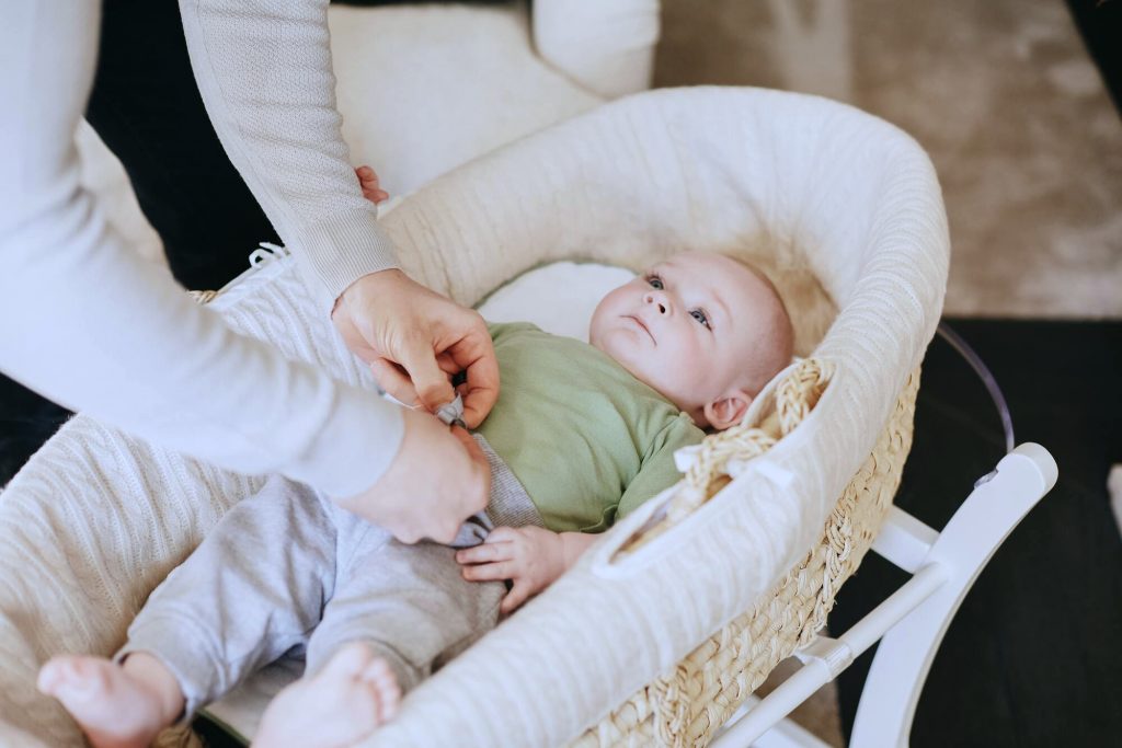 Bébé dans un berceau